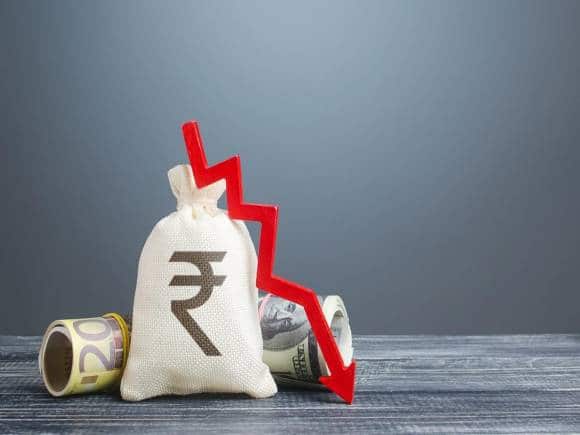 Rupee at record low: रुपया रिकॉर्ड निचले स्तर पर बंद