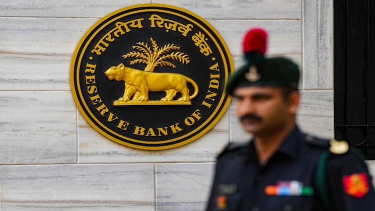 RBI Action on Bank: इस बैंक पर आरबीआई ने की कार्रवाई, ग्राहक खाते से नहीं निकाल पाएंगे पैसे